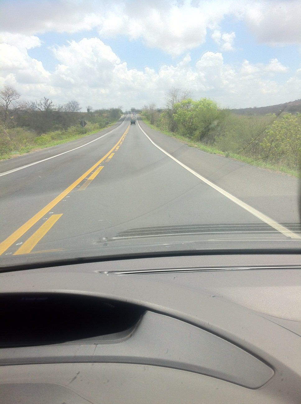 BR-251, perto de Francisco Sá: Uma carreta bateu na traseira de outra  carreta, após um outro veículo de carga fazer um L na pista