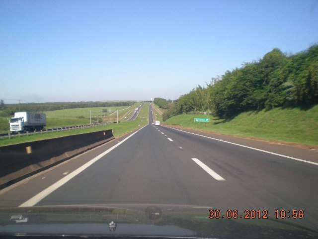 BR-251, perto de Francisco Sá: Uma carreta bateu na traseira de outra  carreta, após um outro veículo de carga fazer um L na pista